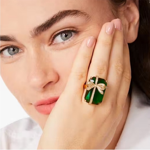 Kate Spade Emerald Green and Gold Bow Gift Pave Present Cocktail Ring - Picture 3 of 7